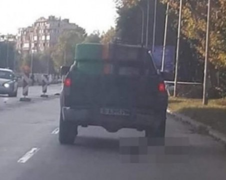 Зверство! Пикап влачи куче по булевард, полицията издирва водача СНИМКА