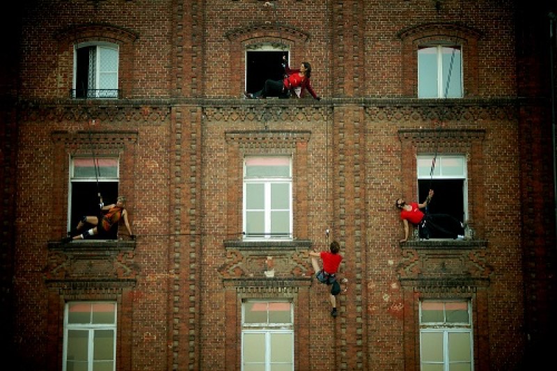 Френски танцьори ще танцуват по фасадите на жилищни сгради в Пловдив