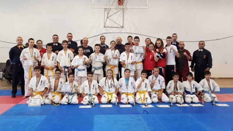 Каратеките на Тракия със 17 медала от турнир при подрастващите СНИМКИ