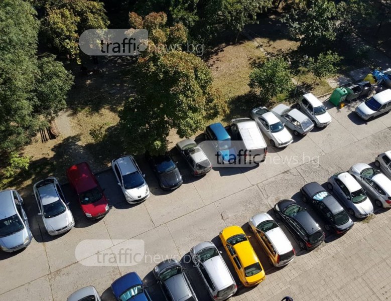 Сблъсък на паркинг в центъра на Пловдив! Коли едва маневрират СНИМКИ