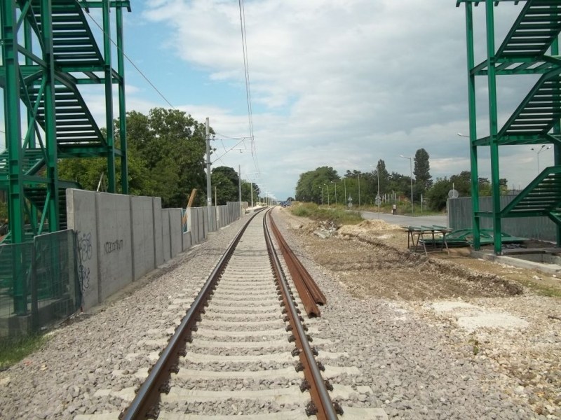 Влаковете през Пловдив ще минават със 130 км/ч! Вдигат стени край жп линиите