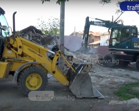 Багери влизат в Шекера, сриват със земята незаконни постройки