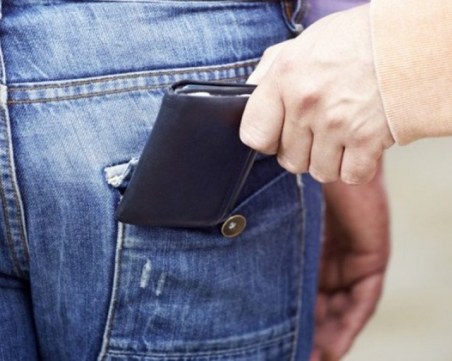 Джебчийка претараши пловдивчанка на спирка, задигна й портфейла