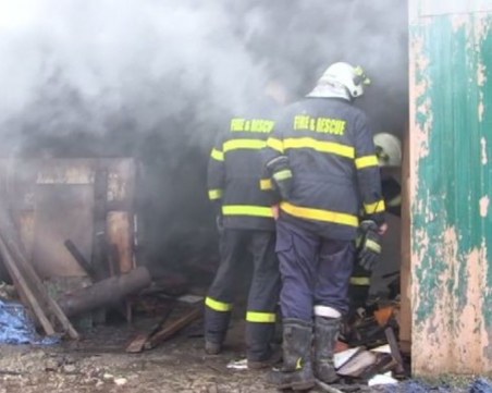 Голям пожар избухна в работилница за мебели