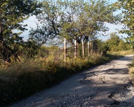 Липса на пътища отблъсква туристите от китните кътчета за почивка край Пловдив СНИМКИ