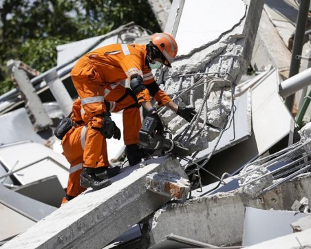 Нов силен трус разтърси Индонезия
