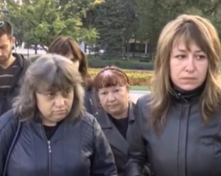 Приятели на убитата Виктория отново претърсват мястото на престъплението