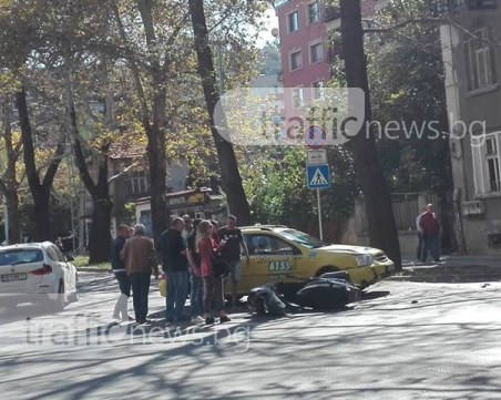 Такси блъсна моторист на 