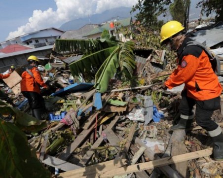 Жертвите на земетресението и цунами в Индонезия надхвърлиха 2000 души
