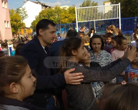 Деца нападнаха Иван Тотев за селфита и автографи СНИМКИ