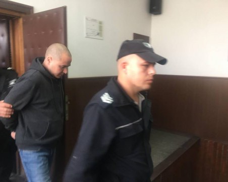 Доведоха в съда бившия пловдивски полицай, укривал се 7 години СНИМКИ