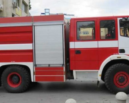 Два апартамента пламнаха при готвене, фирмена кола изгоря пред жилищен блок