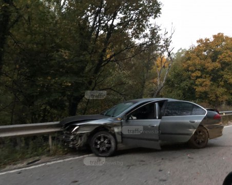 Кола се разби по пътя Пловдив - Чепеларе, изоставена е на опасен завой СНИМКИ