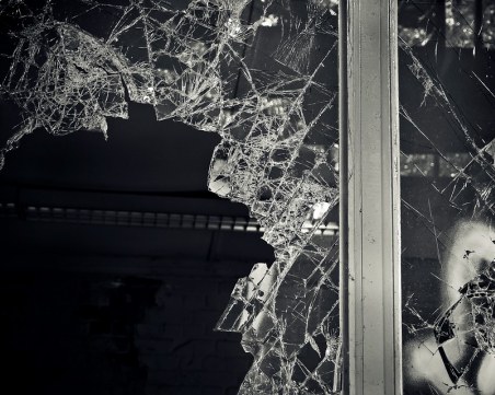 Крадец разби прозорец на жилище в Пловдив, взе бижута и пари