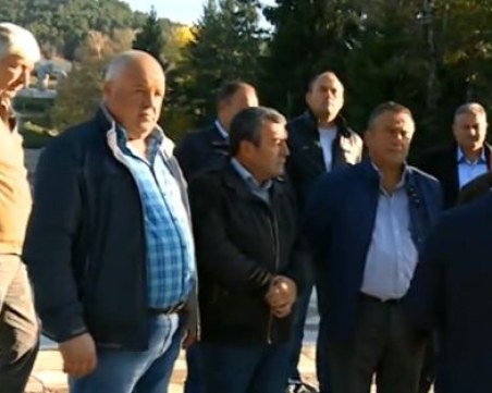 Над 200 кмета излязоха на протест ВИДЕО