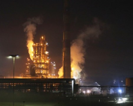 Осем души са ранени при експлозия и пожар в петролна рафинерия