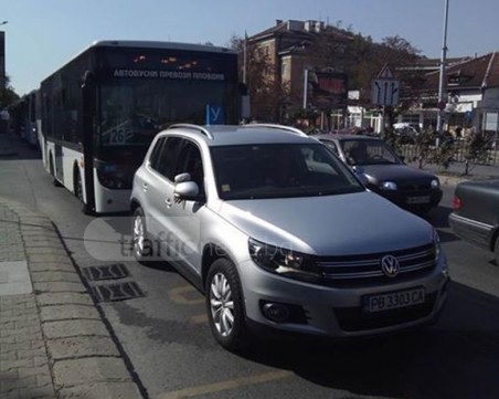 Пловдивска учебна кола се курдиса в бус лента. Инструкторът: Не е нарушение! СНИМКА