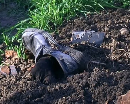 Трима изровиха останките от тялото на мъртвец и...заровиха друг на негово място