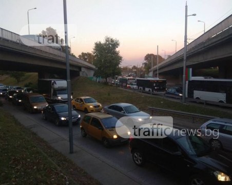 Зверско задръстване на Коматевския възел, огромна тапа на “Никола Вапцаров“! СНИМКИ