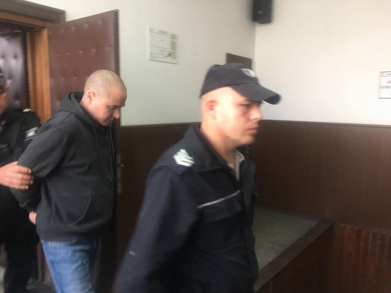 Доведоха в съда бившия пловдивски полицай, укривал се 7 години СНИМКИ