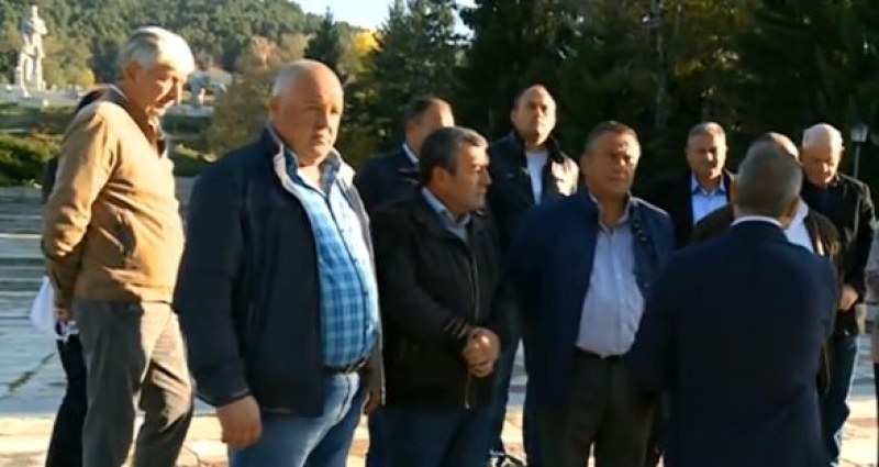 Над 200 кмета излязоха на протест ВИДЕО