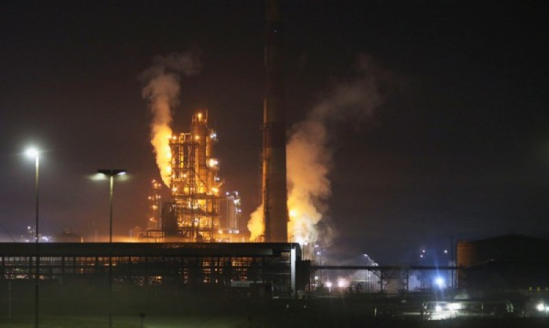 Осем души са ранени при експлозия и пожар в петролна рафинерия