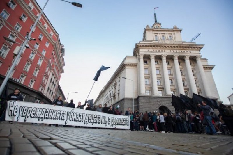 Родители на деца с увреждания блокират София през нощта