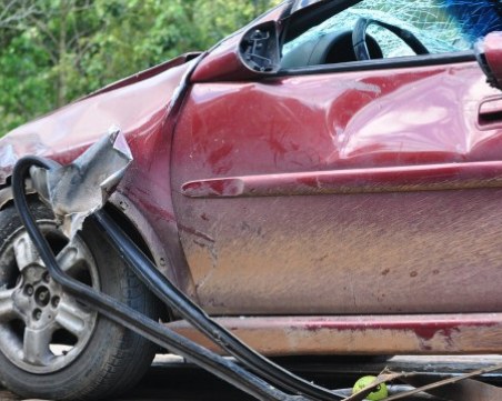 19-годишен излетя от пътя, заби се в дърво! 20-годишната му приятелка е в болница