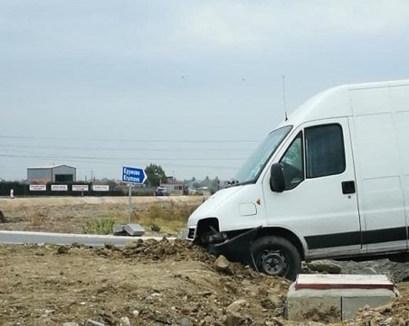 Бус се приземи в кръгово кръстовище на пътя Пловдив – Асеновград СНИМКА