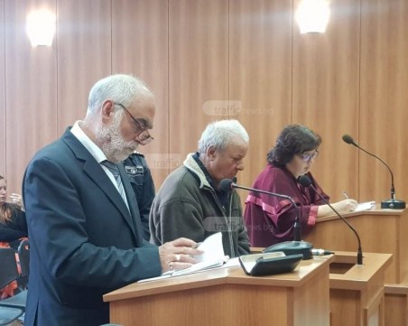 Дядото от Раковски, изпразнил цял пълнител в гърба на жертвата си, остава у дома под ключ