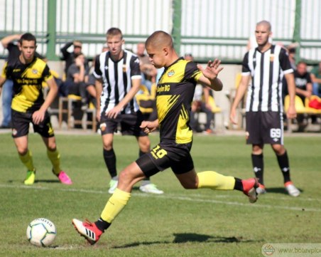 Имаше ли дузпи за Ботев и можеше ли Локо да сгреши още нещо в защита ВИДЕО