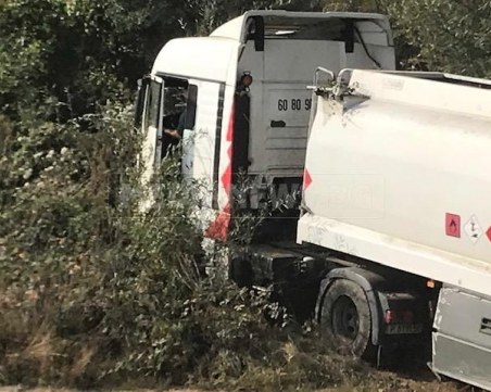 Камион с цистерна падна в дере край местността Копяновец СНИМКИ