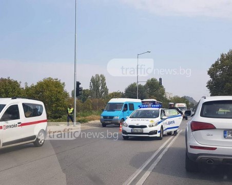 Кола блъсна пешеходец на Пещерско шосе СНИМКИ