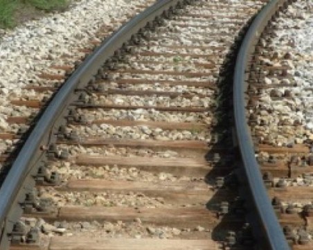 Помощник-машинист скочи от влак в движение! Мъжът е загинал намясто