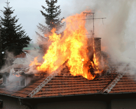 Пожар изпепели дома на петчленно семейство до основи