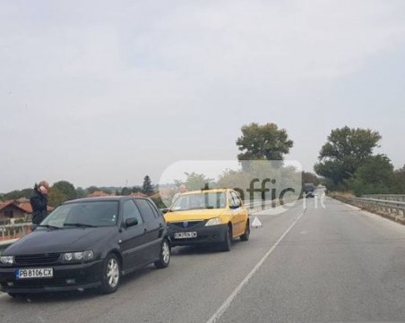 Такси се натресе в автомобил край Пловдив СНИМКИ