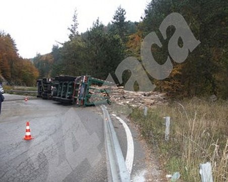 Тир се обърна край Смолян на пътя за Пловдив