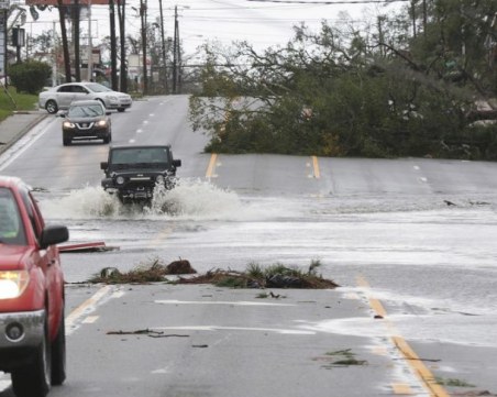 Ураганът в САЩ взе първата си жертва, хиляди си евакуирани ВИДЕО