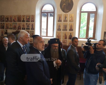 Бойко Борисов инспектира манастира “Света Петка Мулдавска“, миряни искат път и вода СНИМКИ