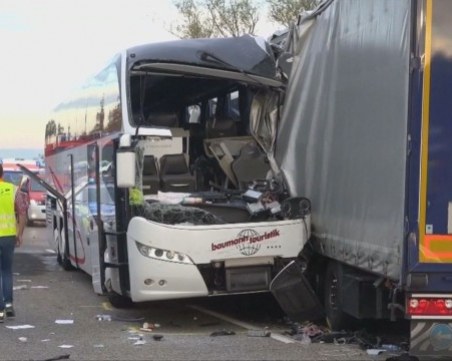 Тежка катастрофа с автобус в Германия, 30 души са пострадали
