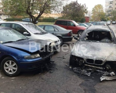 Запалиха БМВ-то на 25-годишен, две коли изгоряха с него