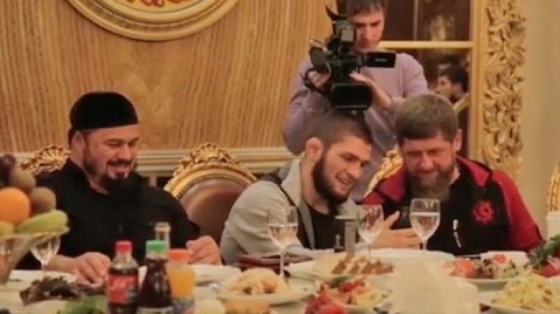 Чеченският лидер подари Мерцедес на Хабиб Нурмагомедов