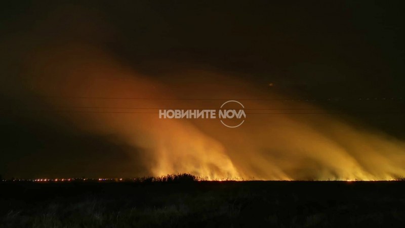 Пожар край пътя Пазарджик – Пловдив, горят сухи треви