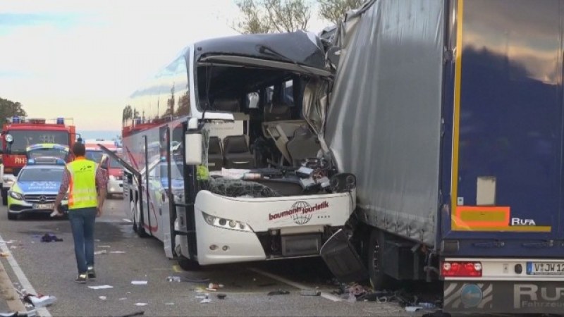 Тежка катастрофа с автобус в Германия, 30 души са пострадали