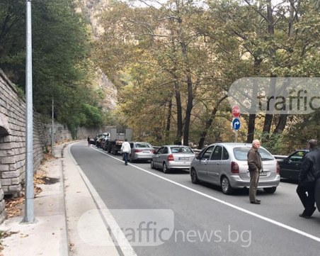 Катастрофа с моторист блокира пътя към Бачково СНИМКИ
