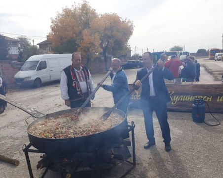 Министър Порожанов забърка патешки кебап за 500 човека в Раковски СНИМКИ