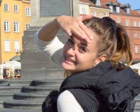 Младо момиче се нуждае от помощ, за да живее