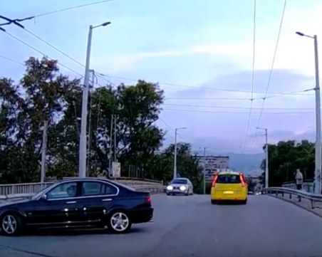 Пълен абсурд: Обратен завой на Бетонния мост в Пловдив ВИДЕО