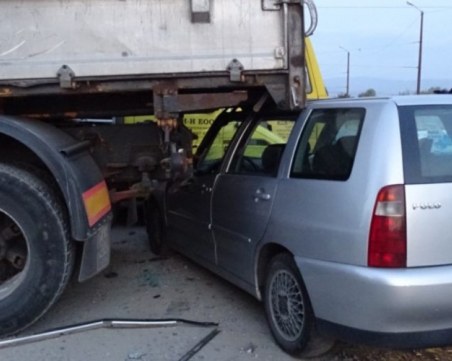 Пиян шофьор заби колата си в камион, размина се без драскотина СНИМКА