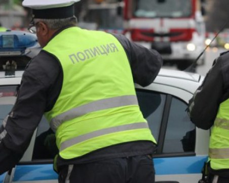 Полицаи за пример: Униформени помогнаха на жена, закъсала на пътя